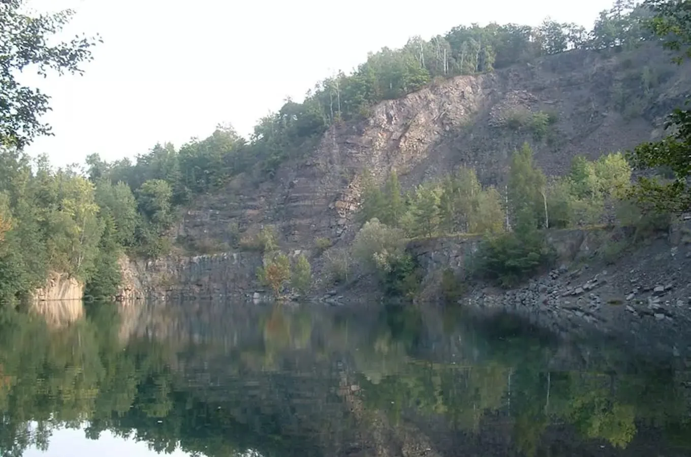 Vodní hladina lomu Olšovec pod skalami