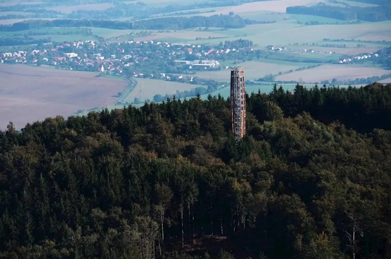 Rozhledna Kelčský Javorník nad lesem