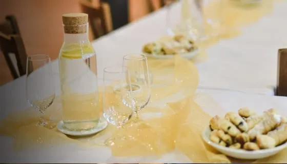 Slavnostně prostřená svatební tabule